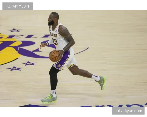 现场特写：詹姆斯跨越40000分里程碑时刻，主场为其暂停比赛致敬