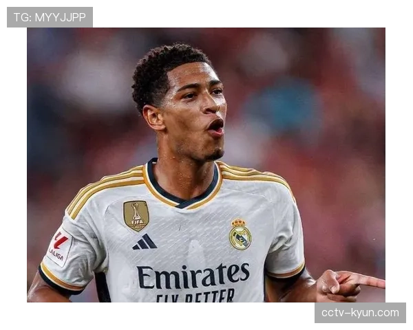 特写:终场哨响,疲惫的贝林厄姆向客队球迷鼓掌,其本场比赛跑动距离冠绝全场